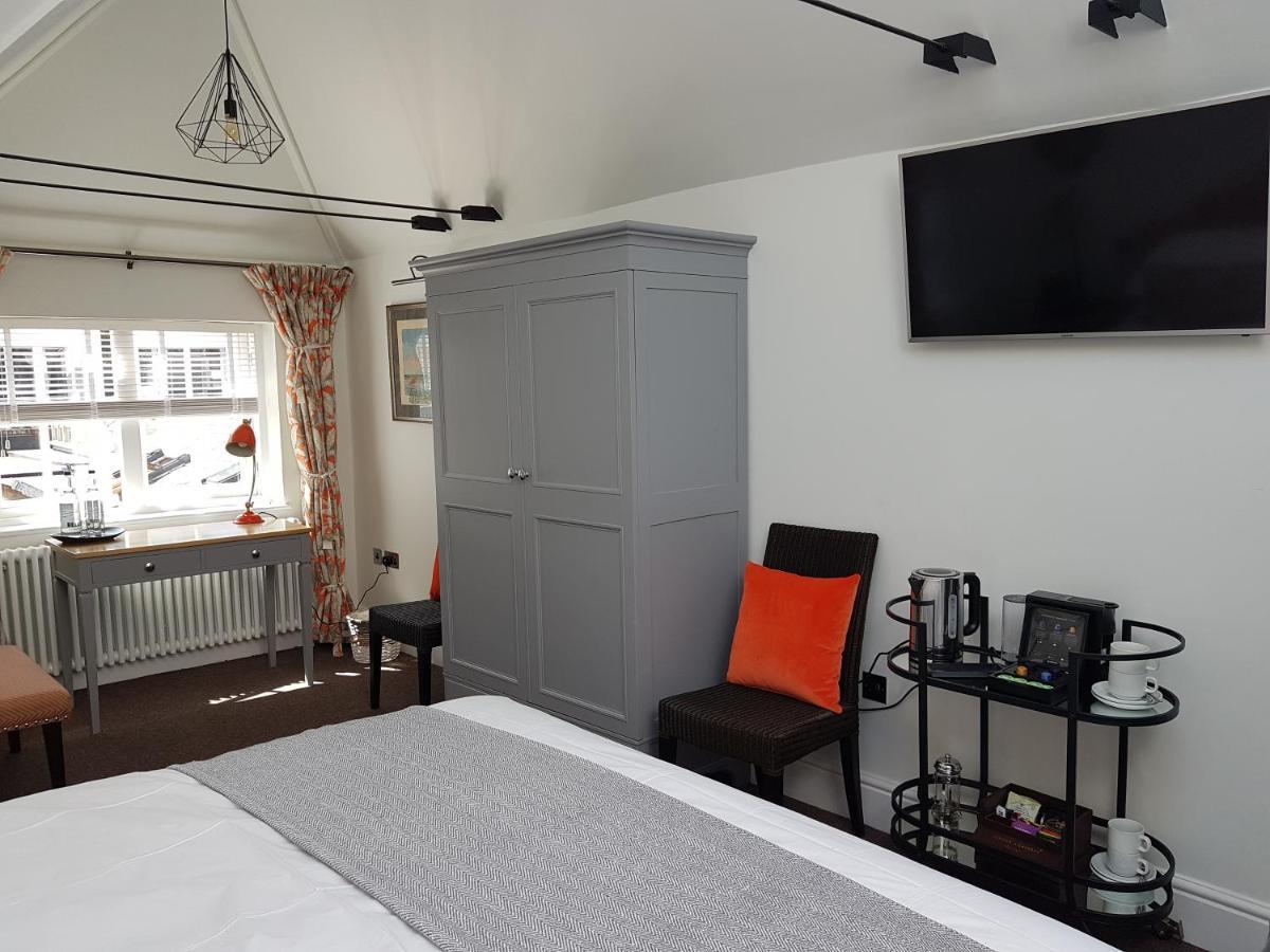 Gilbey'S Bar, Restaurant & Townhouse Bed & Breakfast Уиндзор Екстериор снимка