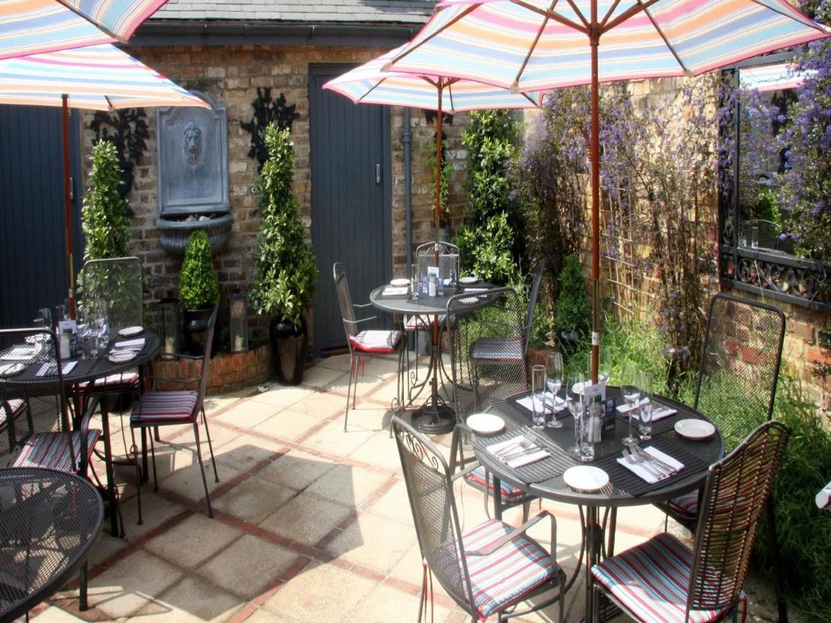 Gilbey'S Bar, Restaurant & Townhouse Bed & Breakfast Уиндзор Екстериор снимка