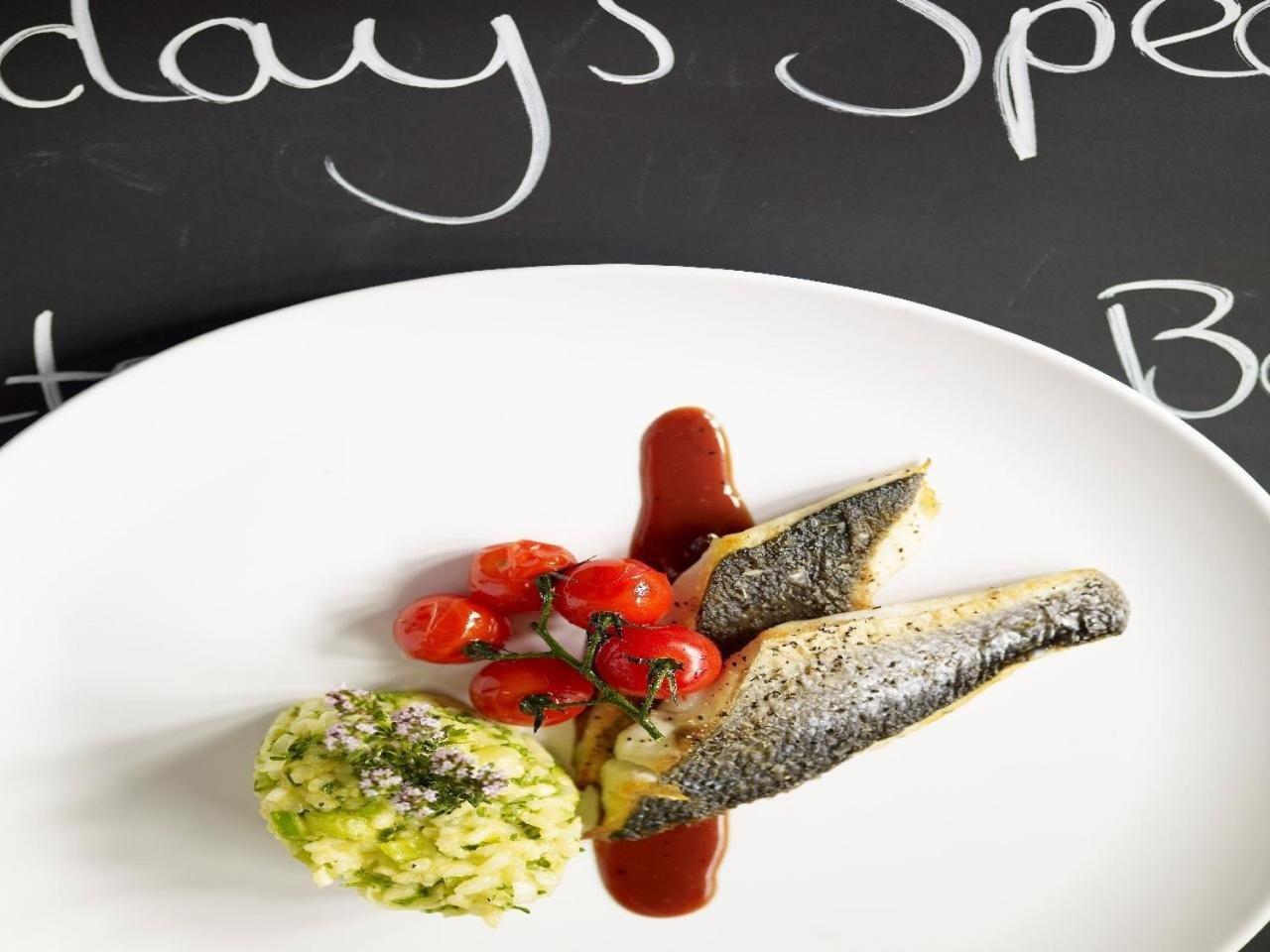Gilbey'S Bar, Restaurant & Townhouse Bed & Breakfast Уиндзор Екстериор снимка